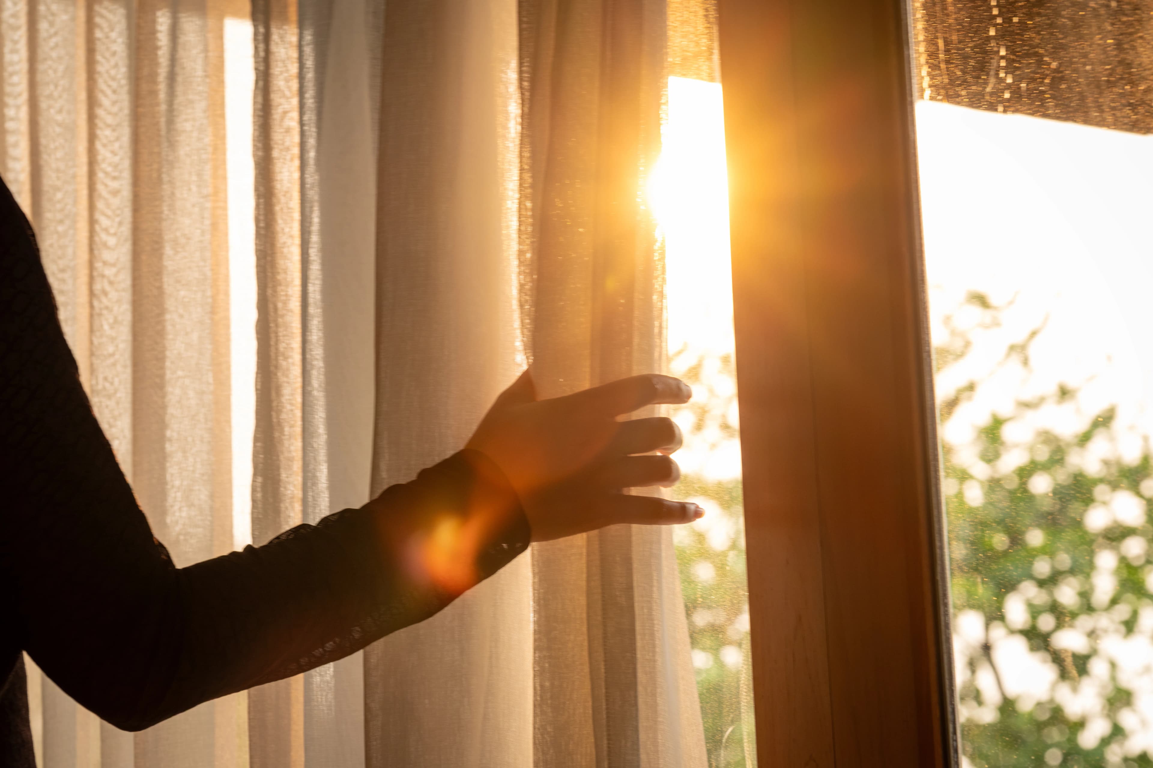 Brise-soleil orientable aluminium sur une baie vitrée pour protéger du soleil d'été