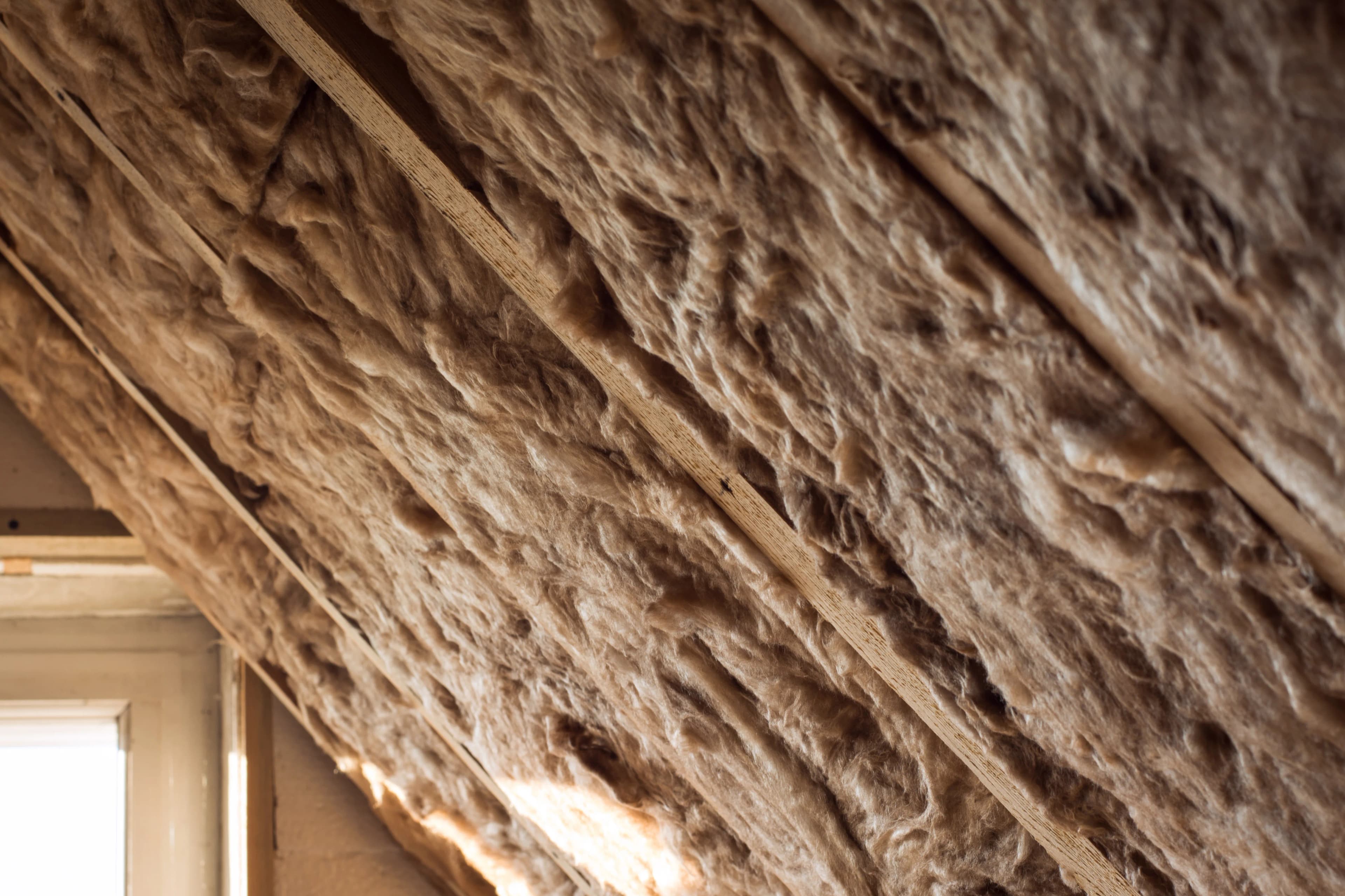Combles isolés en fibre de bois haute densité pour le confort d'été