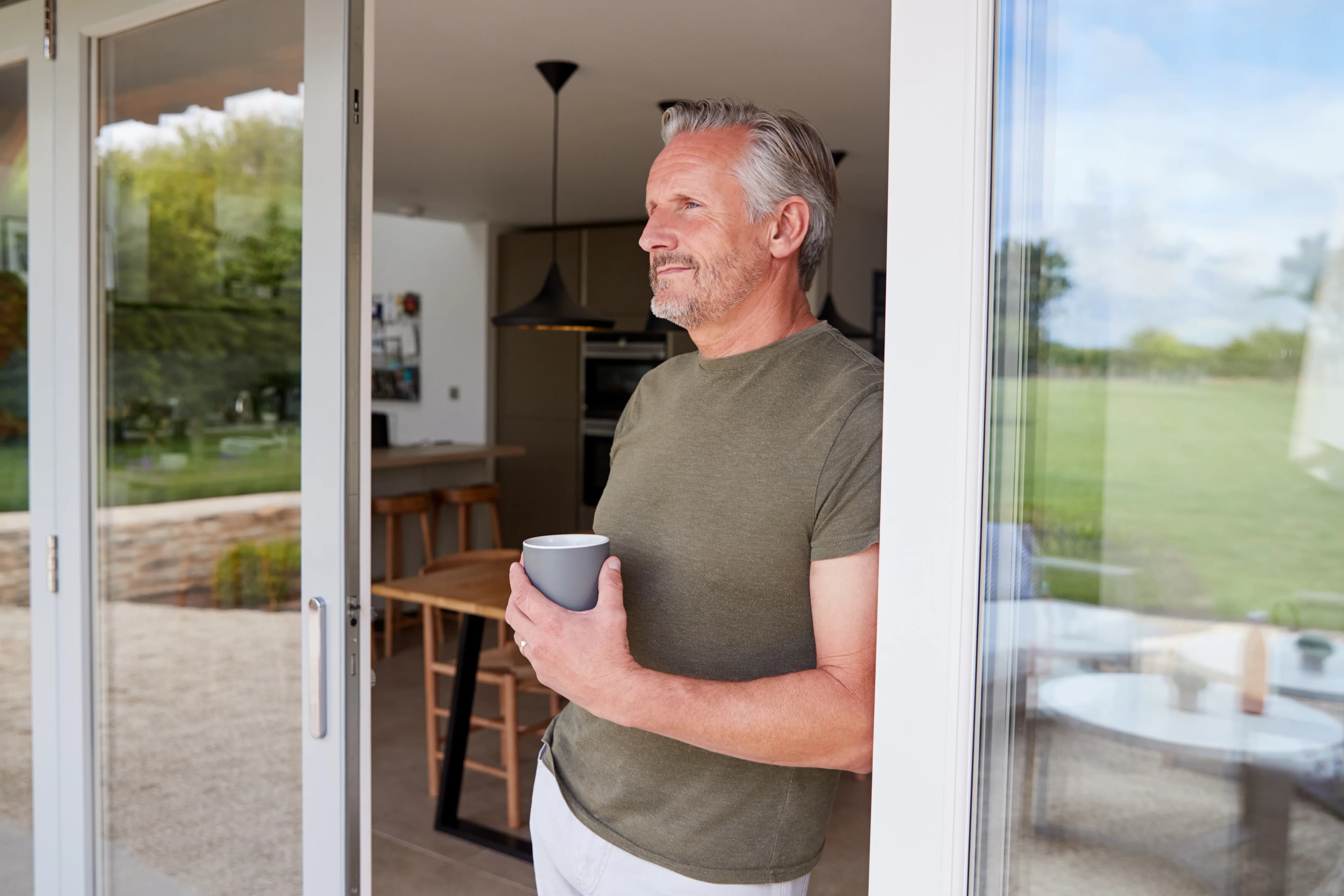 Un homme dans la porte de sa maison