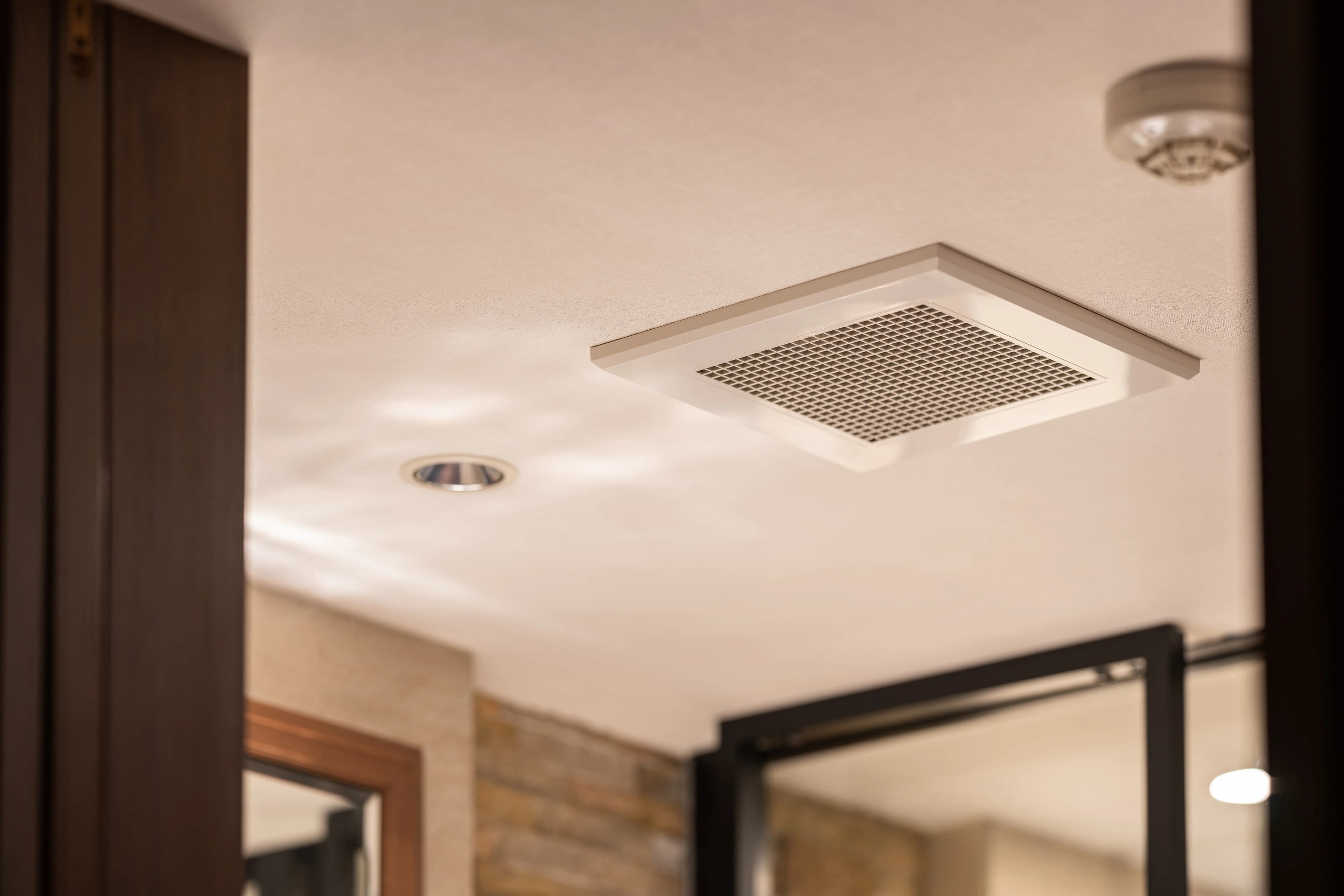 Caisson de VMC double flux installé dans des combles