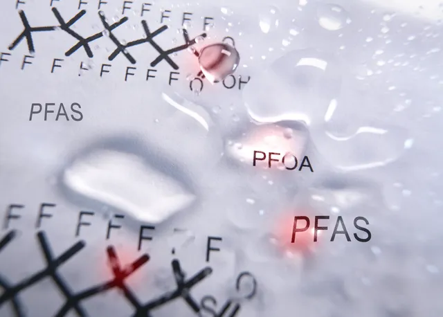 PFAS dans l'eau du robinet : ce que dit la loi 2026 et comment se protéger