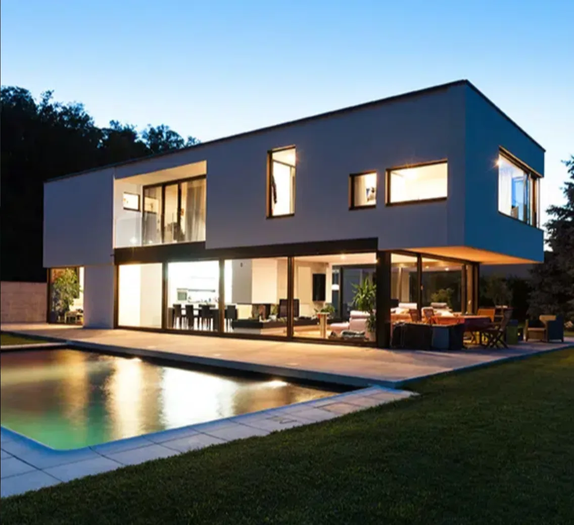 Une maison avec des fenêtres Alya Exclusive de la marque AMCC, copyright : AMCC