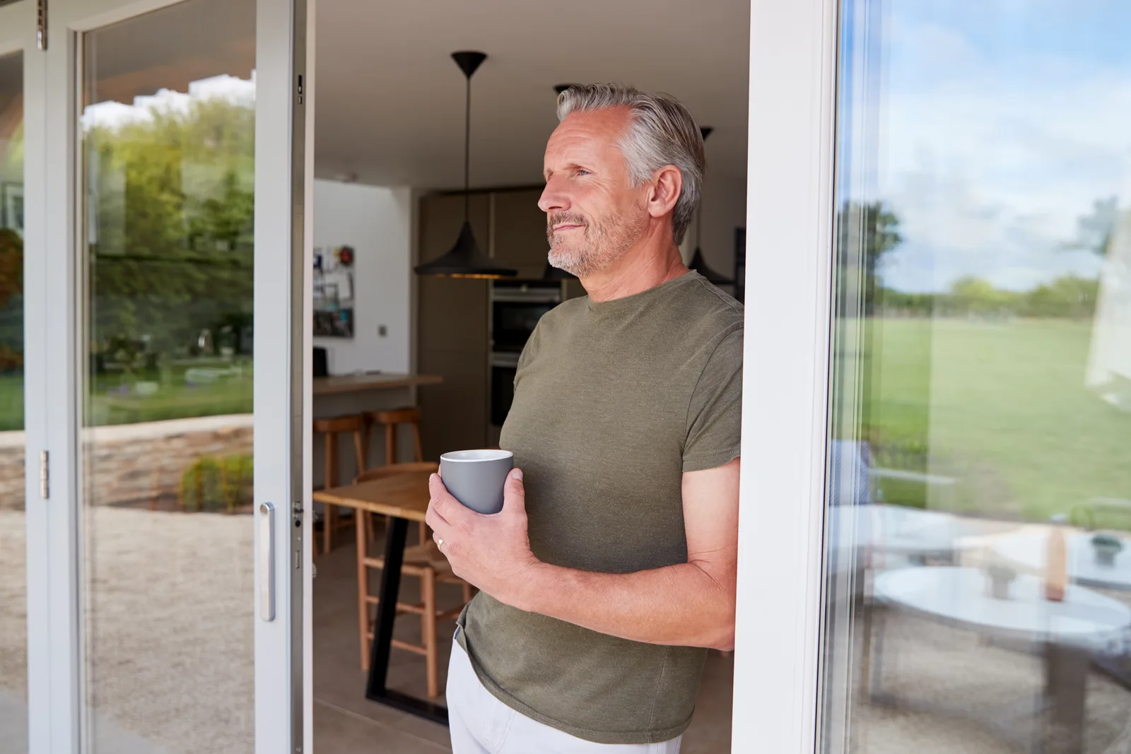 Un homme dans la porte de sa maison