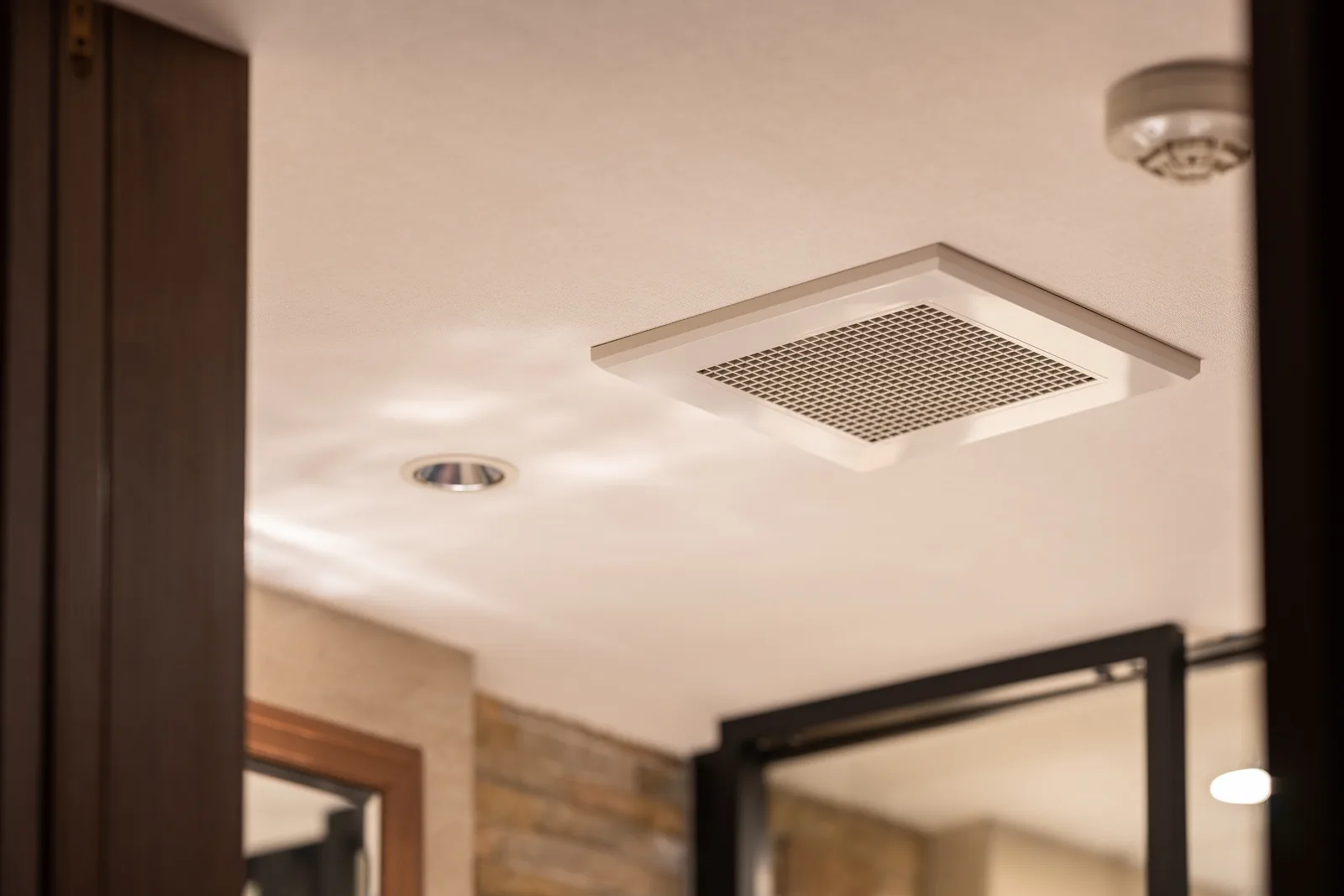 Caisson de VMC double flux installé dans des combles